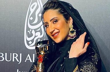 فوز المصممة السعودية أروى العماري بجائزة EMI GALA لعام 2022