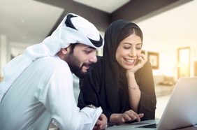 علامات إعجاب الرجل بالمرأة في العمل