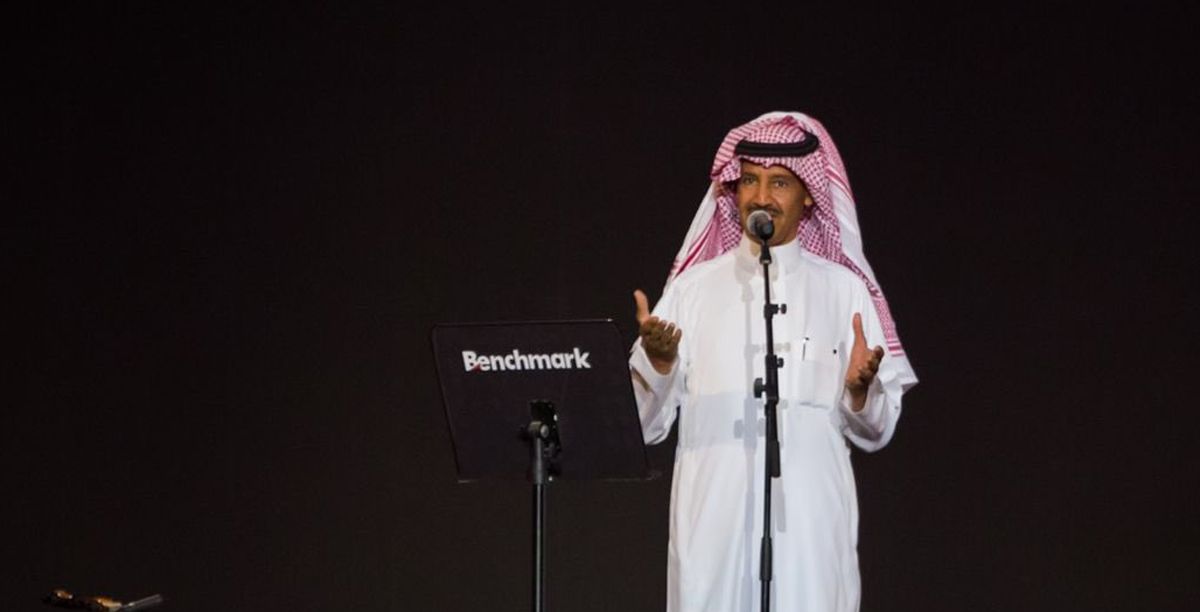 هيئة الترفيه تُكرم الفنان خالد عبد الرحمن بعود مطلّي بالذهب 