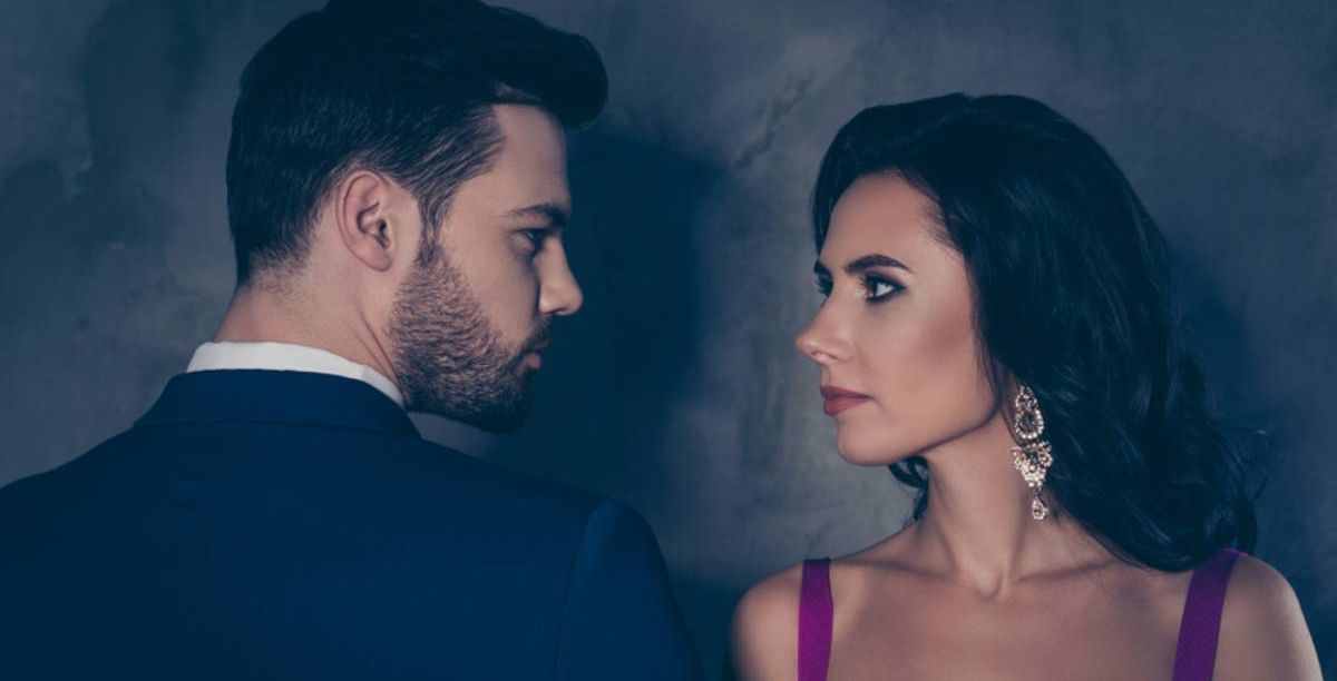 تحديق الرجل في عيون المرأة