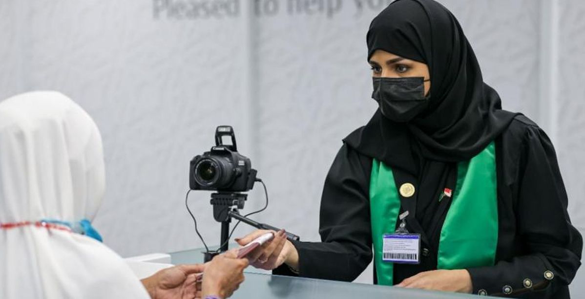 المرأة السعودية تعمل ضمن فريق مبادرة "طريق مكة" لتسهيل إجراءات الحجاج